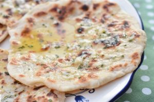 Naanbrød med hvidløg & ost - nem opskrift