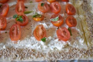 Butterdejstærte med tomat & flødeost - nem