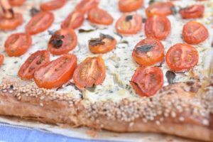 Butterdejstærte med tomat & flødeost - nem