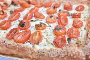 Butterdejstærte med tomat & flødeost - nem