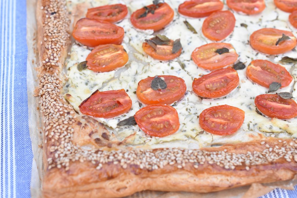 Butterdejstærte med tomater og flødeost - nem