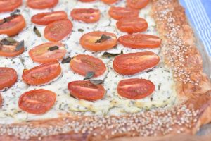 Butterdejstærte med tomat & flødeost - nem