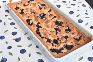 Smuldrekage med brombær & kokos - nem