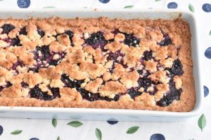 Smuldrekage med brombær & kokos - nem