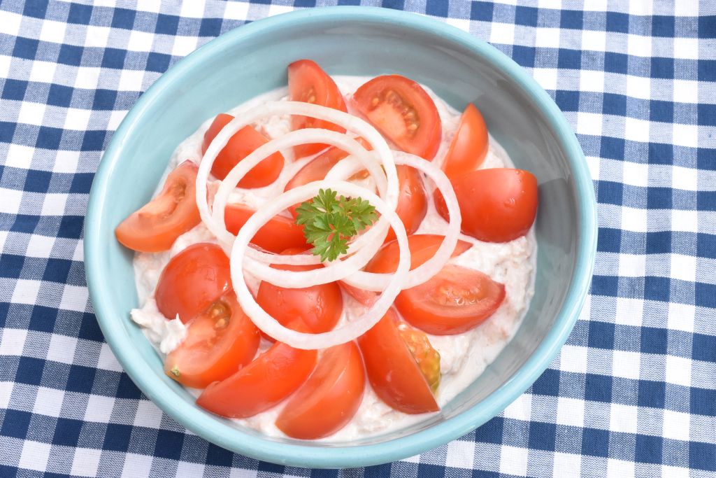 Sund tunsalat med skyr & tomat - nem opskrift