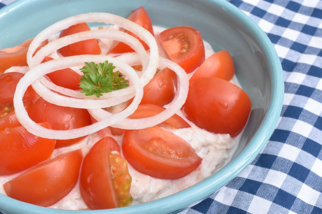Sund tunsalat med skyr & tomat - nem opskrift