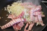 Bacontærte med pølser og løg - nem opskrift