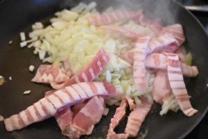 Bacontærte med pølser og løg - nem opskrift 