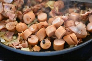 Bacontærte med pølser og løg - nem opskrift