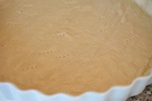 Bacontærte med pølser og løg - nem opskrift 