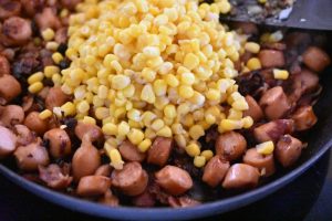 Bacontærte med pølser og løg - nem opskrift