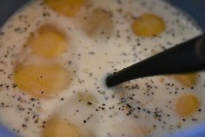 Bacontærte med pølser og løg - nem opskrift