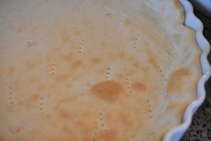 Bacontærte med pølser og løg - nem opskrift 