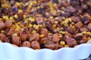 Bacontærte med pølser og løg - nem opskrift 