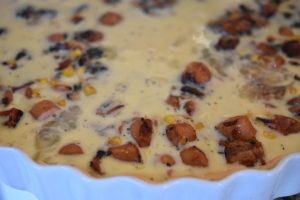 Bacontærte med pølser og løg - nem opskrift