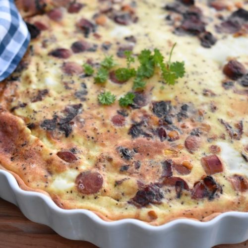 Bacontærte med pølser og løg - nem opskrift