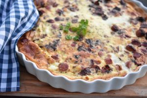 Bacontærte med pølser og løg - nem opskrift 