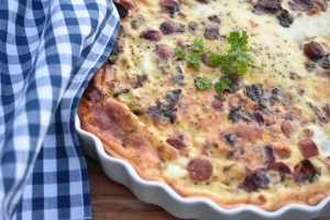 Bacontærte med pølser og løg - nem opskrift 