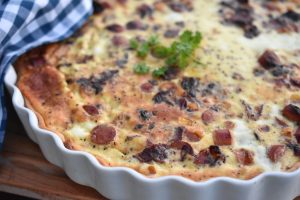 Bacontærte med pølser og løg - nem opskrift 