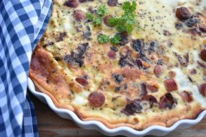 Bacontærte med pølser og løg - nem opskrift 