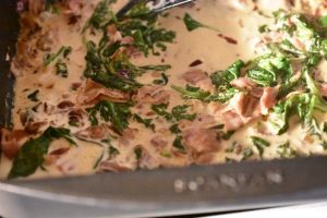 Pasta med spinat fløde & bacon - nem pastaret