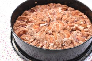 Gammeldags bagt æblekage i form - opskrift