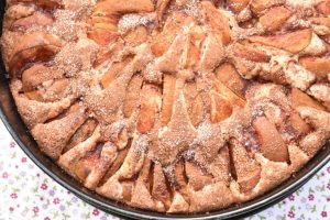 Gammeldags bagt æblekage i form - opskrift