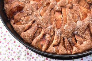 Gammeldags bagt æblekage i form - opskrift