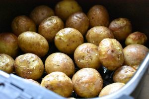 Kartofler i airfryer med bønner & sesam - opskrift 