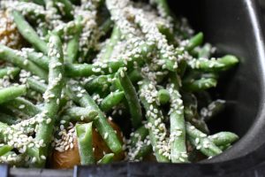 Kartofler i airfryer med bønner & sesam - opskrift 