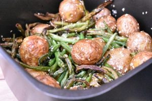 Kartofler i airfryer med bønner & sesam - opskrift 