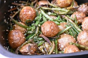 Kartofler i airfryer med bønner & sesam - opskrift 