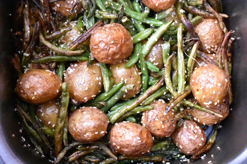 Kartofler i airfryer med bønner & sesam - opskrift