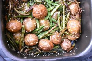 Kartofler i airfryer med bønner & sesam - opskrift 