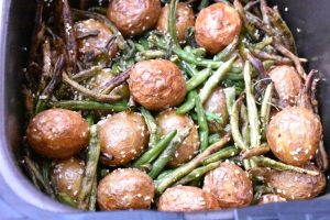 Kartofler i airfryer med bønner & sesam - opskrift 