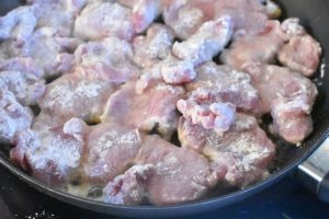 Mørbrad stroganoff med svinemørbrad - nem opskrift