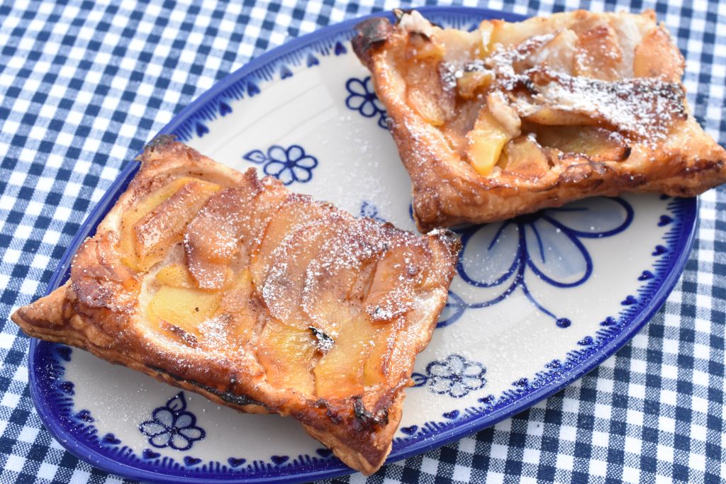 Butterdejstærter med æble og kanel - opskrift