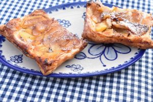 Butterdejstærter med æble og kanel - opskrift