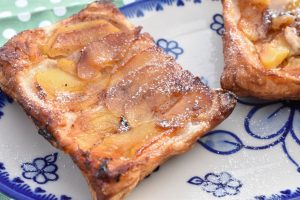 Butterdejstærter med æble og kanel - opskrift