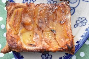 Butterdejstærter med æble og kanel - opskrift