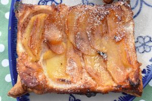 Butterdejstærter med æble og kanel - opskrift