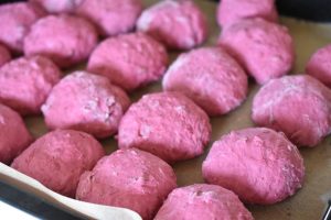 Rødbedeboller opskrift - boller med rødbeder