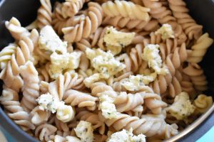 Pasta i airfryer - stegt med hvidløg, smør og ost