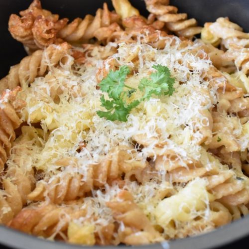 Pasta i airfryer - stegt med hvidløg, smør og ost