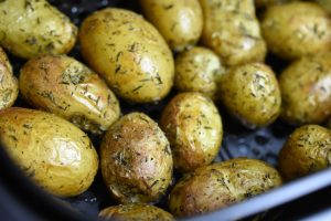 Timiankartofler i airfryer - sprøde og lækre