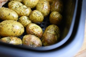 Timiankartofler i airfryer - sprøde og lækre