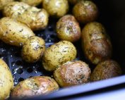 Timiankartofler i airfryer - sprøde og lækre
