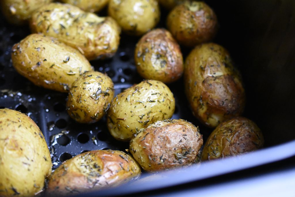 Timiankartofler i airfryer - sprøde og lækre
