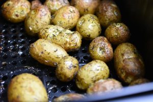 Timiankartofler i airfryer - sprøde og lækre
