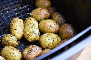 Timiankartofler i airfryer - sprøde og lækre